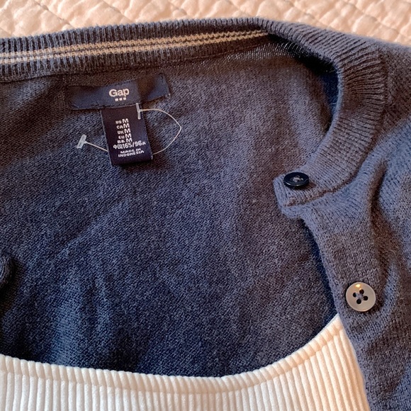 ✨ SALE 2/$15 ✨ GAP| fitted button cardigan - Picture 3 of 6